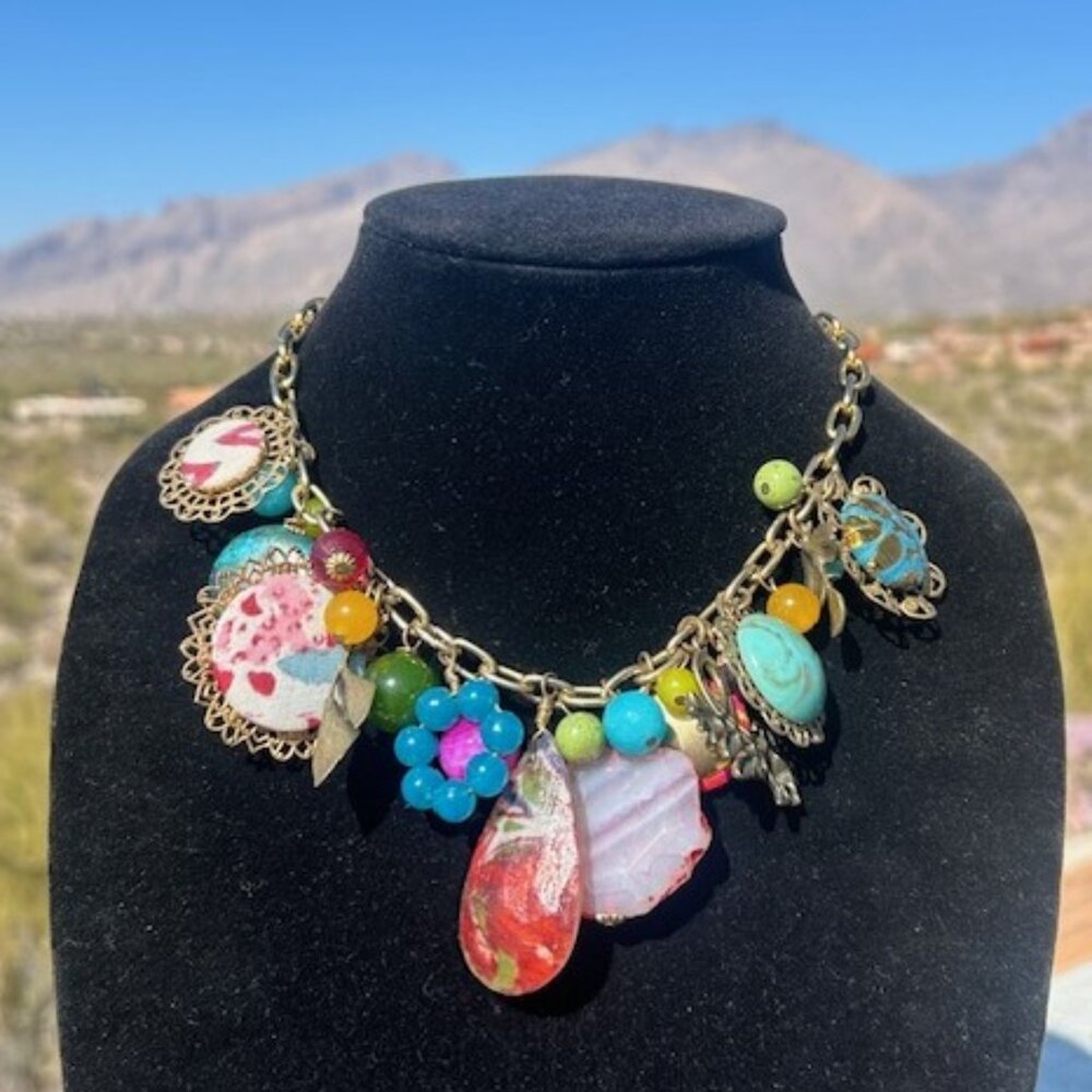 HP💜LENORA DAME Chunky Gold Tone Mixed Media Floral Bead Charm Statement NECKLACE